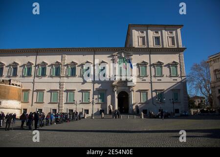 Roma, 26/01/2021. Il primo Ministro italiano Giuseppe Conte visita il Palazzo del Quirinale per consegnare le dimissioni al Presidente della Repubblica, Sergio Mattarella. La crisi del governo italiano è iniziata la scorsa settimana dopo la defezione dei due ministri del governo del piccolo partito, Italia viva (Italia Alive), guidato dall'ex primo ministro italiano Matteo Renzi. Credit: LSF Photo/Alamy Live News Foto Stock