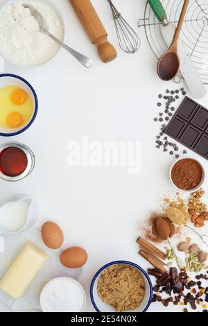 Ingredienti da forno e utensili da cucina su sfondo bianco di legno Foto Stock