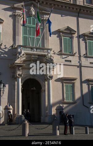 Roma, 26/01/2021. Il primo Ministro italiano Giuseppe Conte visita il Palazzo del Quirinale per consegnare le dimissioni al Presidente della Repubblica, Sergio Mattarella. La crisi del governo italiano è iniziata la scorsa settimana dopo la defezione dei due ministri del governo del piccolo partito, Italia viva (Italia Alive), guidato dall'ex primo ministro italiano Matteo Renzi. Credit: LSF Photo/Alamy Live News Foto Stock