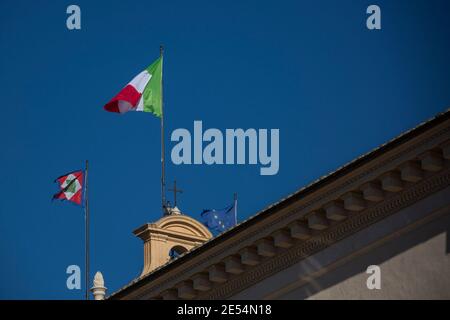 Roma, 26/01/2021. Il primo Ministro italiano Giuseppe Conte visita il Palazzo del Quirinale per consegnare le dimissioni al Presidente della Repubblica, Sergio Mattarella. La crisi del governo italiano è iniziata la scorsa settimana dopo la defezione dei due ministri del governo del piccolo partito, Italia viva (Italia Alive), guidato dall'ex primo ministro italiano Matteo Renzi. Credit: LSF Photo/Alamy Live News Foto Stock