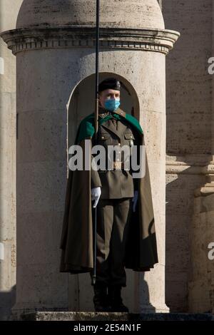 Roma, 26/01/2021. Il primo Ministro italiano Giuseppe Conte visita il Palazzo del Quirinale per consegnare le dimissioni al Presidente della Repubblica, Sergio Mattarella. La crisi del governo italiano è iniziata la scorsa settimana dopo la defezione dei due ministri del governo del piccolo partito, Italia viva (Italia Alive), guidato dall'ex primo ministro italiano Matteo Renzi. Credit: LSF Photo/Alamy Live News Foto Stock