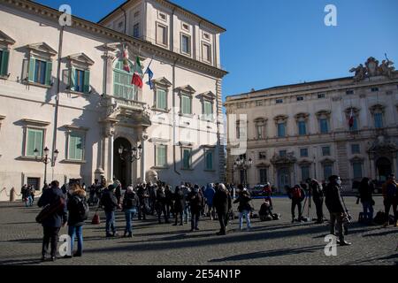 Roma, 26/01/2021. Il primo Ministro italiano Giuseppe Conte visita il Palazzo del Quirinale per consegnare le dimissioni al Presidente della Repubblica, Sergio Mattarella. La crisi del governo italiano è iniziata la scorsa settimana dopo la defezione dei due ministri del governo del piccolo partito, Italia viva (Italia Alive), guidato dall'ex primo ministro italiano Matteo Renzi. Credit: LSF Photo/Alamy Live News Foto Stock