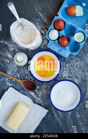 Ingredienti di base su fondo ardesia Foto Stock