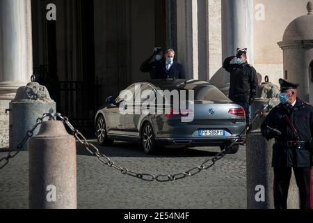 Roma, 26/01/2021. Il primo Ministro italiano Giuseppe Conte visita il Palazzo del Quirinale per consegnare le dimissioni al Presidente della Repubblica, Sergio Mattarella. La crisi del governo italiano è iniziata la scorsa settimana dopo la defezione dei due ministri del governo del piccolo partito, Italia viva (Italia Alive), guidato dall'ex primo ministro italiano Matteo Renzi. Credit: LSF Photo/Alamy Live News Foto Stock