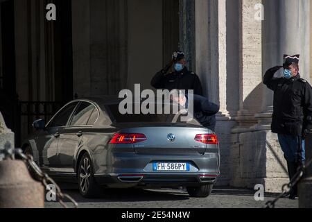 Roma, 26/01/2021. Il primo Ministro italiano Giuseppe Conte visita il Palazzo del Quirinale per consegnare le dimissioni al Presidente della Repubblica, Sergio Mattarella. La crisi del governo italiano è iniziata la scorsa settimana dopo la defezione dei due ministri del governo del piccolo partito, Italia viva (Italia Alive), guidato dall'ex primo ministro italiano Matteo Renzi. Credit: LSF Photo/Alamy Live News Foto Stock