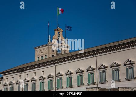 Roma, 26/01/2021. Il primo Ministro italiano Giuseppe Conte visita il Palazzo del Quirinale per consegnare le dimissioni al Presidente della Repubblica, Sergio Mattarella. La crisi del governo italiano è iniziata la scorsa settimana dopo la defezione dei due ministri del governo del piccolo partito, Italia viva (Italia Alive), guidato dall'ex primo ministro italiano Matteo Renzi. Credit: LSF Photo/Alamy Live News Foto Stock