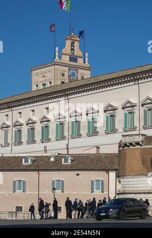 Roma, 26/01/2021. Il primo Ministro italiano Giuseppe Conte visita il Palazzo del Quirinale per consegnare le dimissioni al Presidente della Repubblica, Sergio Mattarella. La crisi del governo italiano è iniziata la scorsa settimana dopo la defezione dei due ministri del governo del piccolo partito, Italia viva (Italia Alive), guidato dall'ex primo ministro italiano Matteo Renzi. Credit: LSF Photo/Alamy Live News Foto Stock