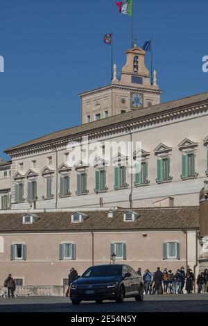 Roma, 26/01/2021. Il primo Ministro italiano Giuseppe Conte visita il Palazzo del Quirinale per consegnare le dimissioni al Presidente della Repubblica, Sergio Mattarella. La crisi del governo italiano è iniziata la scorsa settimana dopo la defezione dei due ministri del governo del piccolo partito, Italia viva (Italia Alive), guidato dall'ex primo ministro italiano Matteo Renzi. Credit: LSF Photo/Alamy Live News Foto Stock