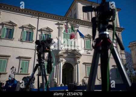 Roma, 26/01/2021. Il primo Ministro italiano Giuseppe Conte visita il Palazzo del Quirinale per consegnare le dimissioni al Presidente della Repubblica, Sergio Mattarella. La crisi del governo italiano è iniziata la scorsa settimana dopo la defezione dei due ministri del governo del piccolo partito, Italia viva (Italia Alive), guidato dall'ex primo ministro italiano Matteo Renzi. Credit: LSF Photo/Alamy Live News Foto Stock