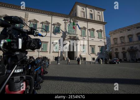 Roma, 26/01/2021. Il primo Ministro italiano Giuseppe Conte visita il Palazzo del Quirinale per consegnare le dimissioni al Presidente della Repubblica, Sergio Mattarella. La crisi del governo italiano è iniziata la scorsa settimana dopo la defezione dei due ministri del governo del piccolo partito, Italia viva (Italia Alive), guidato dall'ex primo ministro italiano Matteo Renzi. Credit: LSF Photo/Alamy Live News Foto Stock