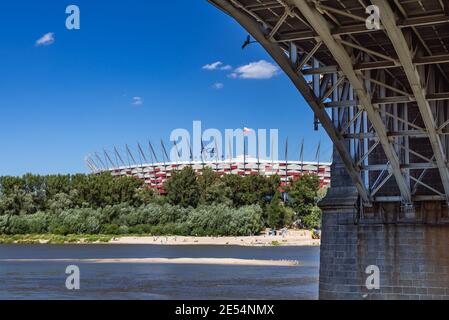 La maggior parte Poniatowskiego - Ponte Poniatowski e Stadio Nazionale sulla riva del fiume Vistola nella città di Varsavia, Polonia Foto Stock