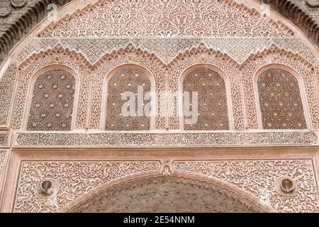 Stucco scolpito del cortile del ben Youssef Madrasa a Marrakech, Marocco Foto Stock