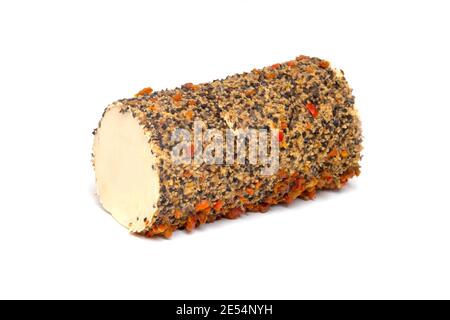 Rotolo di formaggio fresco coperto con pepe misto su un bianco sfondo Foto Stock