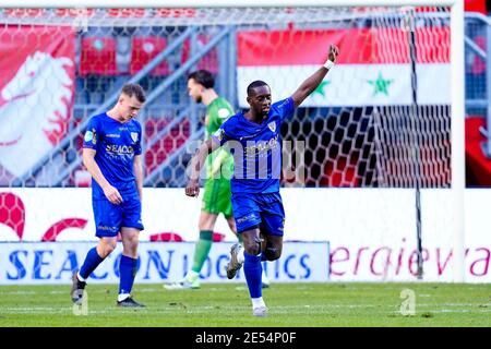 ENSCHEDE, PAESI BASSI - GENNAIO 24: Torino Hunte di VVV Venlo celebra dopo aver segnato il suo primo gol al fianco durante la partita olandese di Eredivisie Foto Stock