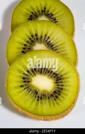 Un frutto kiwi comune, particolare, affettato. Foto Stock