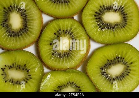 Un frutto kiwi comune, particolare, affettato. Foto Stock