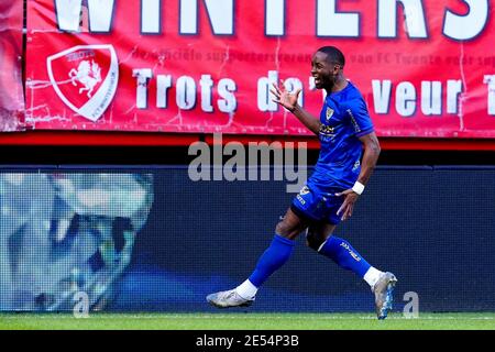 ENSCHEDE, PAESI BASSI - GENNAIO 24: Torino Hunte di VVV Venlo celebra dopo aver segnato il suo primo gol al fianco durante la partita olandese di Eredivisie Foto Stock