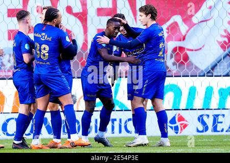 ENSCHEDE, PAESI BASSI - GENNAIO 24: Torino Hunte di VVV Venlo festeggia con i suoi compagni di squadra dopo aver segnato il suo primo gol al al fianco durante l'olandese Eredi Foto Stock