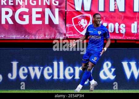 ENSCHEDE, PAESI BASSI - GENNAIO 24: Torino Hunte di VVV Venlo celebra dopo aver segnato il suo primo gol al fianco durante la partita olandese di Eredivisie Foto Stock