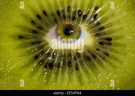 Un frutto kiwi comune, particolare, affettato. Foto Stock