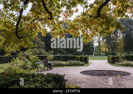 Vicoli nel Parco Lazienkowski chiamato anche Parco Lazienki - Terme reali, il più grande parco della città di Varsavia, Polonia Foto Stock