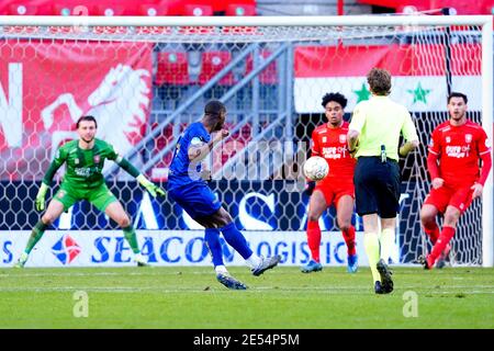 ENSCHEDE, PAESI BASSI - GENNAIO 24: Torino Hunte di VVV Venlo segna il suo primo gol al fianco durante la partita olandese di Eredivisie tra il FC Twente e il VVV Foto Stock