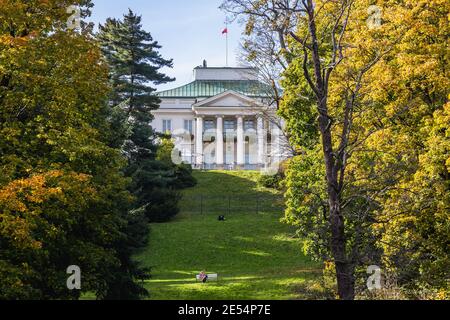 Palazzo Belvedere visto dal Parco Lazienkowski chiamato anche Parco Lazienki - Terme reali, il più grande parco della città di Varsavia, Polonia Foto Stock
