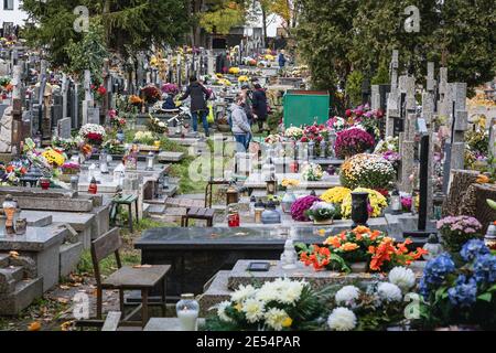 Vicolo con tombe sul cimitero di Wolski nella città di Varsavia, pochi giorni prima della festa di tutti i Santi in Polonia Foto Stock