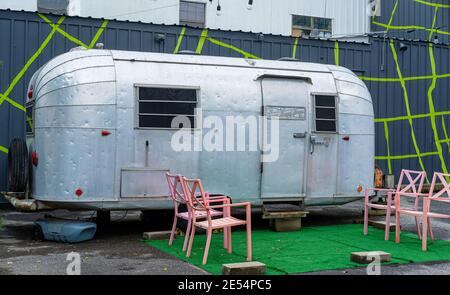 NEW ORLEANS, LA, USA - 23 GENNAIO 2021: Rimorchio RV argento allestito nel parcheggio degli affari nel quartiere di Bywater Foto Stock