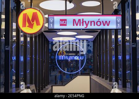 Stazione della metropolitana di Mlynow della linea M2 della metropolitana a Varsavia, Polonia Foto Stock