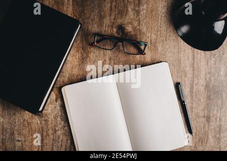 Un taccuino vuoto aperto per lo studio della bibbia. Vista dall'alto in piano. Foto Stock