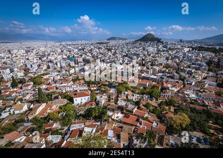 La Plaka storico quartiere visto dal Acropoli di Atene in Grecia. Il Monte Lycabettus visto sulla foto Foto Stock