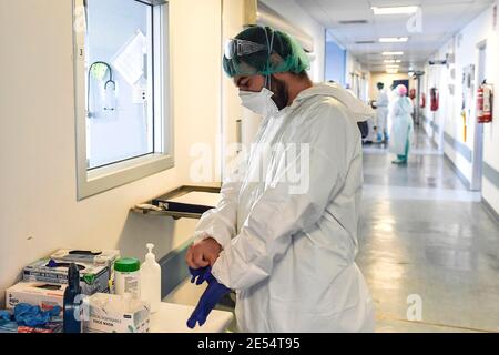 Italia, Regione Lombardia, Cremona, 6 maggio 2020 : epidemia di virus Covid-19. Emergenza coronavirus. Ospedale maggiore, presso i dottori fotografici e gli infermieri di Foto Stock