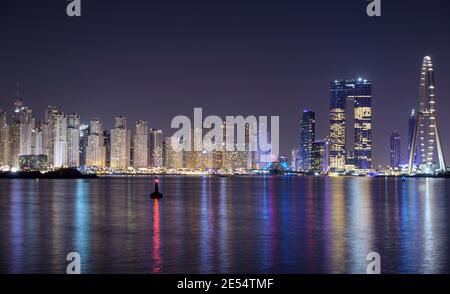 AIN DUBAI , scena notturna Marina con luci della città, nuova città high tech di lusso in medio Oriente, architettura Emirati Arabi Uniti. Dubai Marina paesaggio urbano Foto Stock