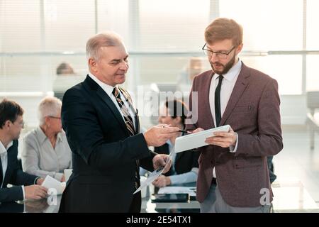 primo piano. uomo d'affari pensivo seduto in ufficio. Foto Stock