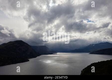 Cielo tempestoso sul lago Lácar, San Martín de los Andes, Argentina. Foto Stock