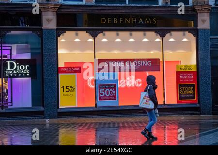 LEEDS, REGNO UNITO - 23 DICEMBRE 2020. Debenhams Store a Leeds che promuove la chiusura della vendita Foto Stock