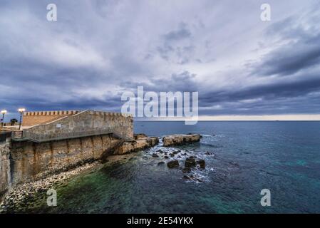 Vista aerea con le mura della città sull'isola di Ortigia, la parte storica di Siracusa città, angolo sud-est dell'isola di Sicilia, Italia Foto Stock