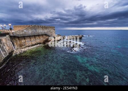 Vista aerea con le mura della città sull'isola di Ortigia, la parte storica di Siracusa città, angolo sud-est dell'isola di Sicilia, Italia Foto Stock