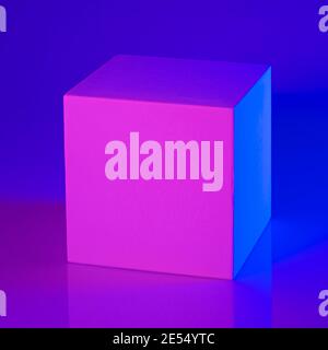 Cubo in gesso con luce al neon rosa e blu Foto Stock