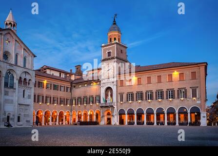 Modena, Italia. Edificio storico del Municipio al tramonto Foto Stock