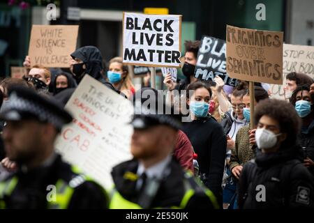 I manifestanti Black Lives Matter scendono lungo Victoria st, in centro Londra durante la protesta nera delle vite il 6 giugno 2020 Foto Stock