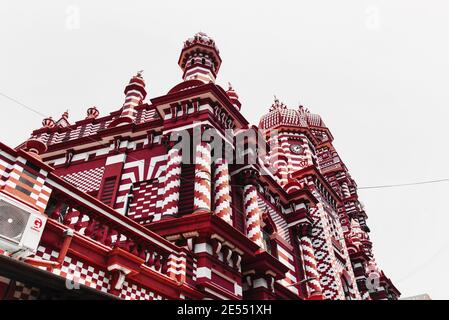 Moschea Masjid rossa muratura decorativa dei minareti della moschea di Jami ul Alfar. Sri Lanka, Colombo, Pettah Bazaar Foto Stock