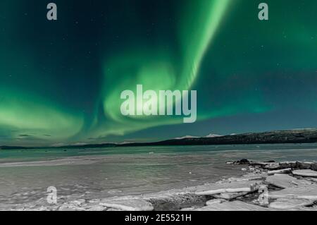 L'aurora boreale danzava sul cielo notturno Foto Stock