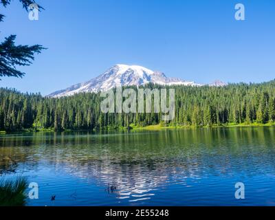 Una delle viste più iconiche del Monte Rainier nel parco si trova a Reflection Lakes. Foto Stock