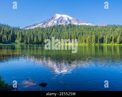 Una delle viste più iconiche del Monte Rainier nel parco si trova a Reflection Lakes. Foto Stock