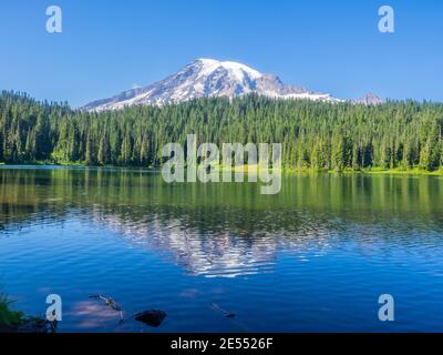 Una delle viste più iconiche del Monte Rainier nel parco si trova a Reflection Lakes. Foto Stock