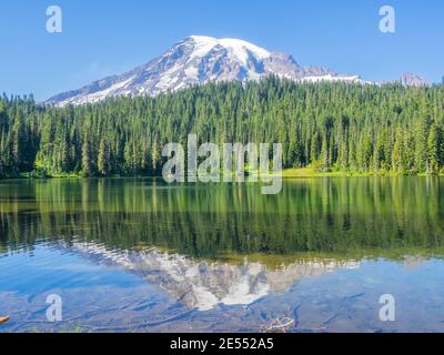 Una delle viste più iconiche del Monte Rainier nel parco si trova a Reflection Lakes. Foto Stock