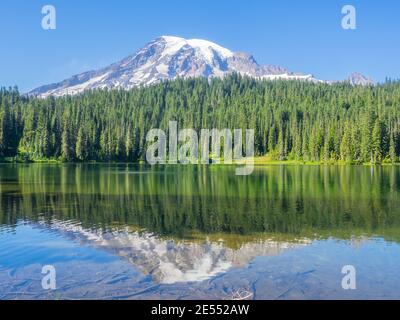 Una delle viste più iconiche del Monte Rainier nel parco si trova a Reflection Lakes. Foto Stock