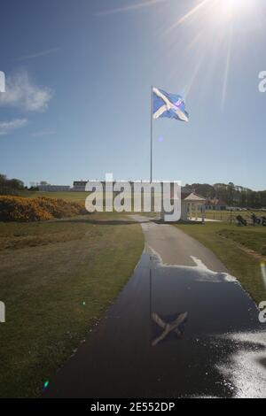 Il campo da golf Trump Turnberry, Ayrshire, Scozia, è uno dei più grandi centri di salvataggio con il Turnberry Hotel sullo sfondo. Bandiera riflessa in un pozze sul percorso Foto Stock